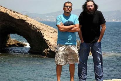 Andreu Buenafuente y el diseñador Mikel Urmeneta, en la costa ibicenca.