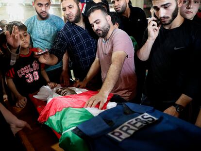 Funeral por Yousef Abu Hussein, reportero de la radio Al Aqsa, muerto en un bombardeo israelí, este miércoles en Gaza.