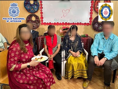 En el centro, Anisa junto a su pareja en la celebración su unión voluntaria en una asociación de ayuda a mujeres pakistanís.