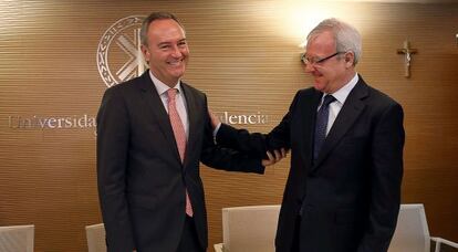 El jefe del Consell, Alberto Fabra, junto a Ramón Luis Valcárcel (derecha) en unas jornadas sobre infraestructuras este miércoles en Valencia.