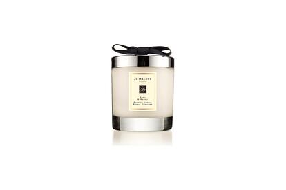 Una vela para evadirse.

Le apasiona la naturaleza y le encantan las plantas, pero estás harta de regalarle siempre el mismo ramo de flores a tu madre. Prueba suerte con la vela perfumada Basil & Neroli  de Jo Malone. Tiene la capacidad de trasformar cualquier hogar en un exquisito jardín inglés.  Precio: 53 €.