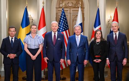 De izquierda a derecha, el primer ministro de Suecia, Ulf Kristersson; la primera ministra de Dinamarca, Mette Frederiksen; el presidente de Estados Unidos, Joe Biden; el presidente de Finlandia, Sauli Niinistö; la primera ministra de Islandia, Katrin Jakobsdottir; y el primer ministro de Noruega, Jonas Gahr Store, este jueves en Helsinki.