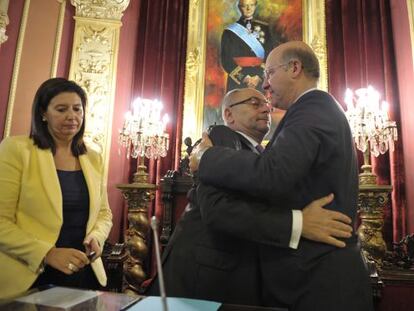 Francisco Rodr&iacute;guez abraza al nuevo alcalde, Agust&iacute;n Fern&aacute;ndez