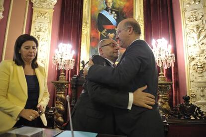 Francisco Rodríguez abraza al nuevo alcalde, Agustín Fernández