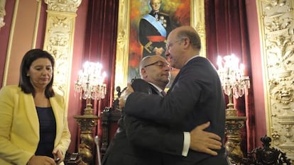 Francisco Rodr&iacute;guez abraza al nuevo alcalde, Agust&iacute;n Fern&aacute;ndez