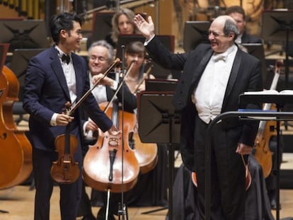 El violinista Ray Chen y el director Robert Spano, durante el concierto.