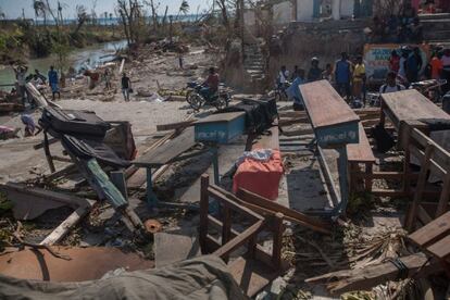 Un grupo de personas observa una escuela afectada por el paso del hurac&aacute;n Matthew en Port Salute (Hait&iacute;).