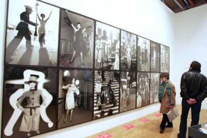 Un aspecto de la retrospectiva de William Klein en el Centro Pompidou de París, con un conjunto de fotografías de gran formato.