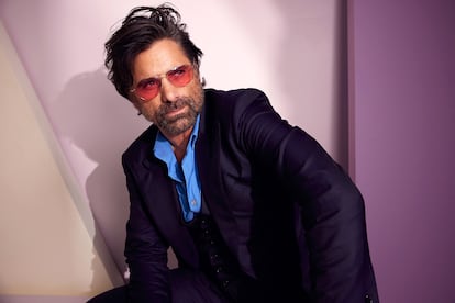 Este verano, el actor John Stamos ha cumplido 60 años. La sueroterapia ortomolecular, que confía casi todos los tratamientos a las vitaminas, los minerales y los aminoácidos, es otra de las técnicas de moda entre los hombres.