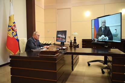 Putin escucha a Mijaíl Mishustin en una videoconferencia, este martes en Moscú.