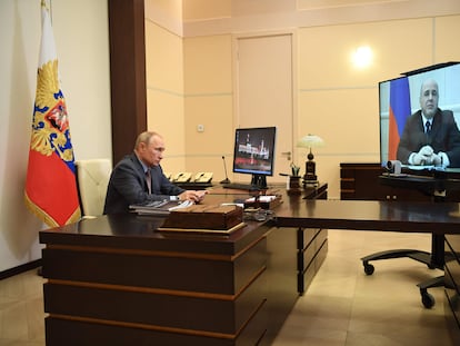 Putin escucha a Mijaíl Mishustin en una videoconferencia, este martes en Moscú.