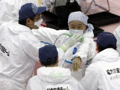 Médicos hacen un test a una habitante de la zona cercana a la central nuclear de Fukushima, en 2011, tras el trágico accidente.