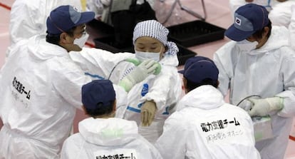 Médicos hacen un test a una habitante de la zona cercana a la central nuclear de Fukushima, en 2011, tras el trágico accidente.