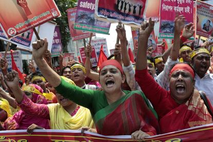 Miles de obreros y activistas marchan durante el Día Internacional de los Trabajadores, exigiendo mayores salarios y mejores condiciones de trabajo, en Dhaka (Bangladesh). 