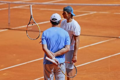 Toni Nadal, de espaldas, y Rafa Nadal durante un entrenamiento.