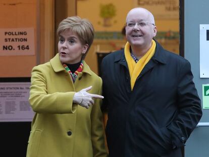 La exministra principal de Escocia, Nicola Sturgeon, posa para los medios junto a su marido, Peter Murrell, a la salida de un colegio electoral en Glasgow, el 12 de diciembre de 2019.