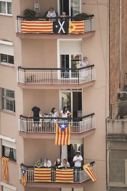 Muchos vecinos prefirieron ver la manifestación desde la comodidad de sus balcones, aunque siempre mostrando sus banderas cuatribarradas.