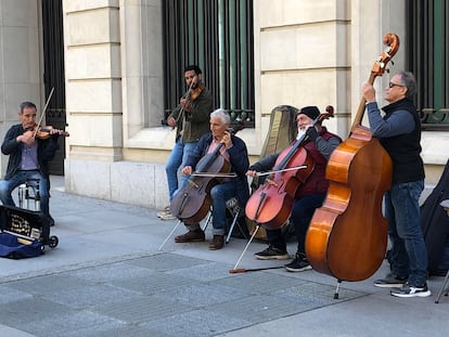 Quinteto de cuerda, en la madrileña calle de Alcalá.