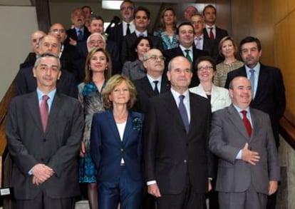 Los vicepresidentes segundo y tercero del Gobierno Elena Salgado y Manuel Chaves junto a los secretarios de Estado de Hacienda Carlos Ocaña y de Cooperación Territorial Gaspar Zarrías, entre otros, posan para la foto de familia antes de la reunión del Consejo de Política Fiscal y Financiera.