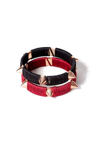 El invierno se va a presentar muy gótico. Aprovecha las rebajas para adelantarte a las tendencias con complementos como estas pulseras de pinchos, de Pull and Bear (3,99 euros).