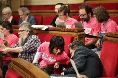 Diputats de la CUP, amb samarretes amb el lema "Sense por", avui al Parlament.