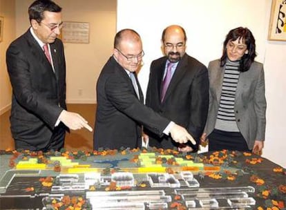 El diputado general de Vizcaya, José Luis Bilbao; el rector de la UPV, Juan Ignacio Pérez, y los consejeros del Gobierno vasco Tontxu Campos y Ana Aguirre (de izqda. a dcha.), en la presentación del nuevo parque científico de la UPV.