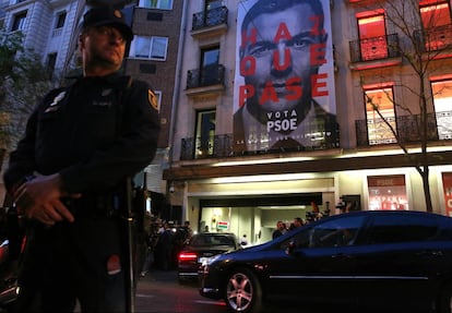 Llegada de Pedro Sánchez a la sede del PSOE en la calle Ferraz de Madrid.
