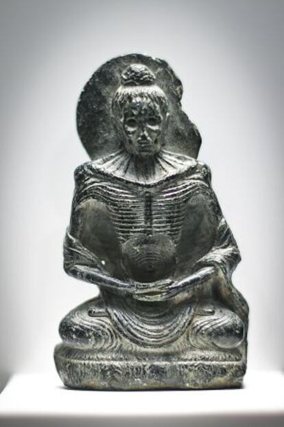 Figura de un Buda en ayuno en la sala de la India en el Museo de las Culturas del Mundo