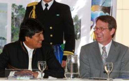El presidente de Bolivia, Evo Morales (i), habla con el jefe de la delegación de la Unión Europea en La Paz, Tim Torlot (d), este martes 30 de abril de 2013, durante un acto en La Paz (Bolivia).