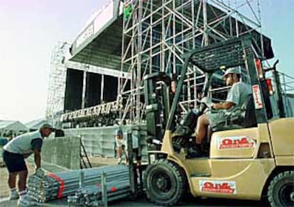 Trabajadores del Espárrago Rock preparaban ayer el escenario.