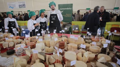 Feria de quesos artesanales de Andaluc&iacute;a en Villaluenga del Rosario, C&aacute;diz.