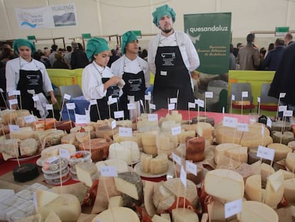 Feria de quesos artesanales de Andaluc&iacute;a en Villaluenga del Rosario, C&aacute;diz.