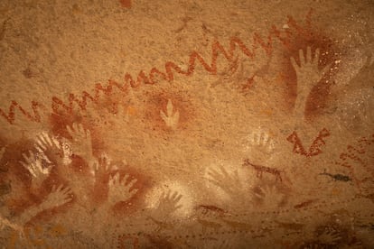 Vista de pinturas rupestres en la Cueva de las Manos, Patrimonio de la Humanidad de la Unesco desde 1999.  