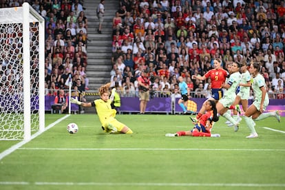 Vicky López anota el segundo gol.