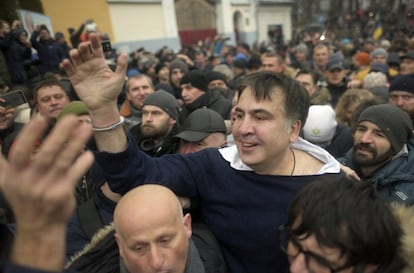 Tras recuperar la libertad, el expresidente georgiano, que lidera el partido ucraniano opositor Movimiento de las Nuevas Fuerzas, se ha dirigido a sus seguidores en un edificio cerca del Parlamento.