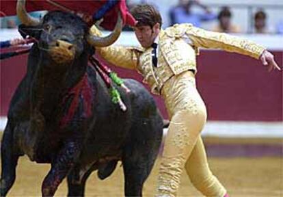 Juan José Padilla da un pase de pecho en una de sus faenas.