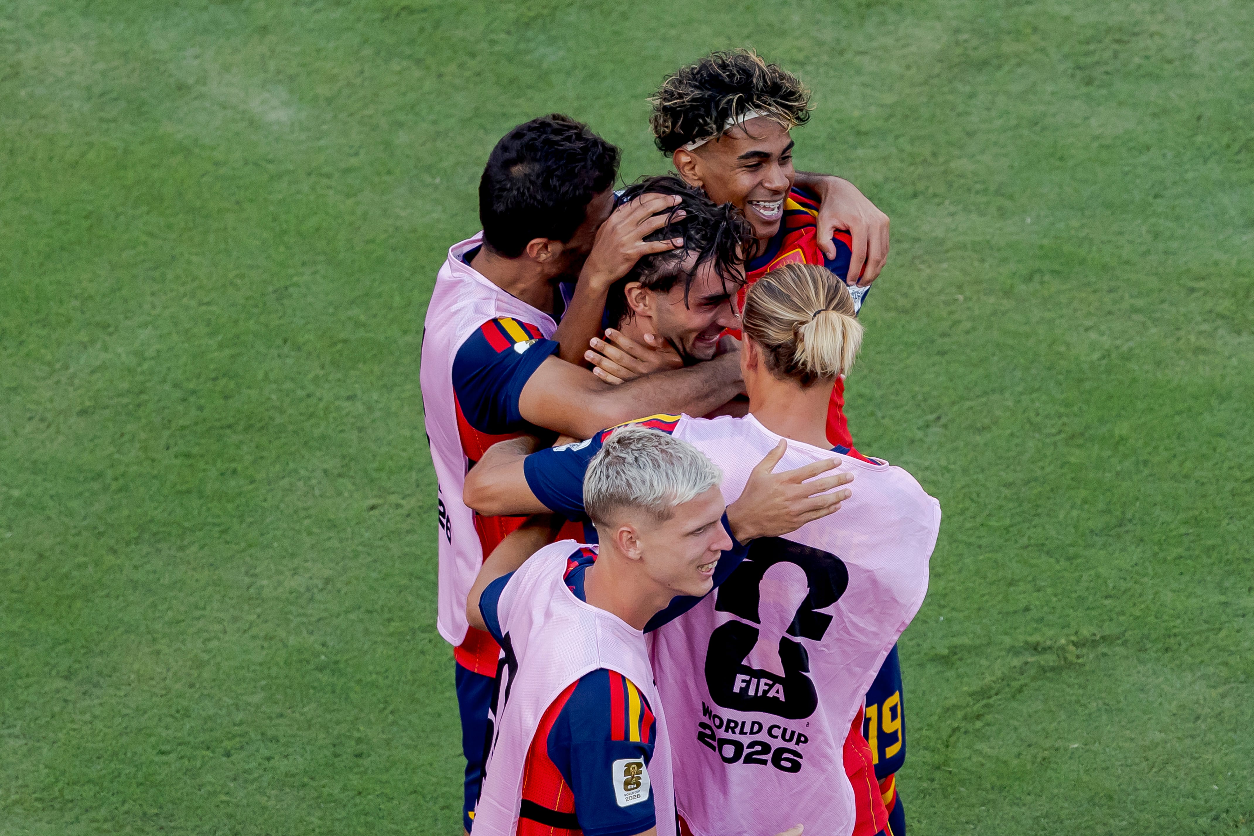 Marcos Llorente, Ferrán Torres y los abrazos prohibidos: los hombres (no solo los heterosexuales) tienen un problema de afectos