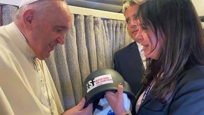 La periodista Cristina Cabrejas entrega en 2022 al Papa el casco del reportero David Beriain, asesinado en Burkina Faso en 2021.
