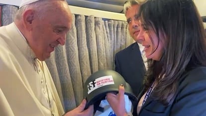 La periodista Cristina Cabrejas entrega en 2022 al Papa el casco del reportero David Beriain, asesinado en Burkina Faso en 2021.