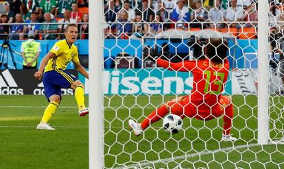 El sueco Ludwig Augustinsson marca el primer gol del partido contra México.