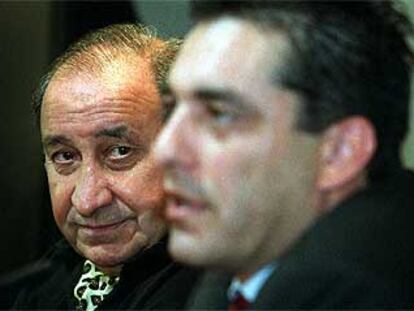 Jesús Gil observa a Paulo Futre durante una conferencia de prensa en 2002.