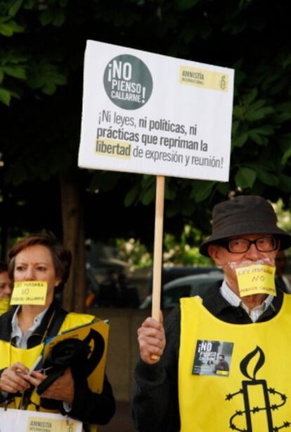 Dos concentrados ante la Delegación del Gobierno de Madrid, este martes.