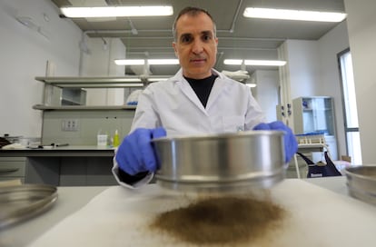 Fernando T. Maestre, ecólogo. director del laboratorio de ecología de zonas áridas y cambio global de la Universidad de Alicante. En la imagen, el investigador criba tierra en su laboratorio.