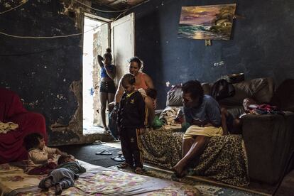 Martha (segunda à direita) brinca com seus netos. Favela da Mangueira, Rio de Janeiro. Mais de 70% dos habitantes das favelas do Rio são negros, diante de menos de um terço dos moradores do restante da cidade.