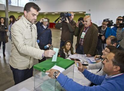 El candidato de Izquierda Unida, Antonio Maíllo, en el momento de votar en el colegio electoral instalado en el Pabellón Ferial Ciudad de Aracena, en Huelva.