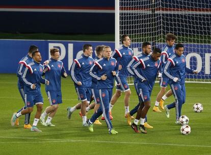 Los jugadores del Ajax se entrenan en el Parque de los Príncipes de París