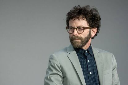 Charlie Kaufman, mirando con desdén al último que comparó su película con 'Tenet'.