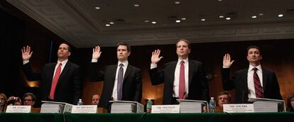 De izquierda a derecha, Daniel Sparks, Joshua Birnbaum, Michael Swanson y Fabrice Tourre, dirigentes de  Goldman Sachs, juran ante la subcomité del Senado de EE UU.