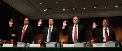 De izquierda a derecha, Daniel Sparks, Joshua Birnbaum, Michael Swanson y Fabrice Tourre, dirigentes de Goldman Sachs, juran ante la subcomité del Senado de EE UU.