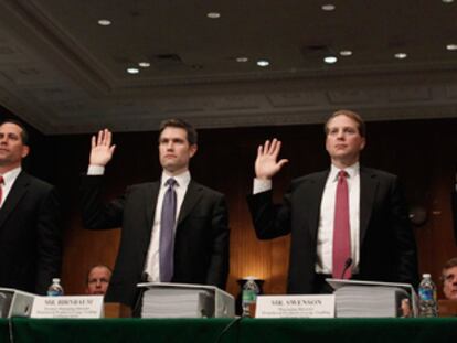 De izquierda a derecha, Daniel Sparks, Joshua Birnbaum, Michael Swanson y Fabrice Tourre, dirigentes de  Goldman Sachs, juran ante la subcomité del Senado de EE UU.